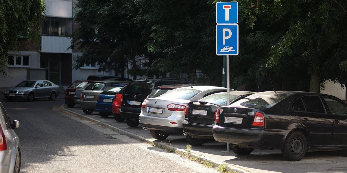 O parkovaní v Petržalke urobí samospráva ďalší prieskum