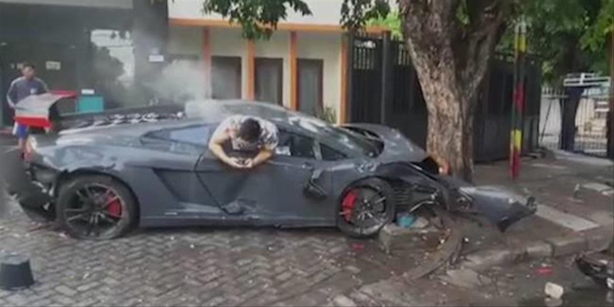 Neuveriteľné VIDEO: Mladík so svojím Lamborghini zrazil troch ľudí, SMS-kuje z okna auta