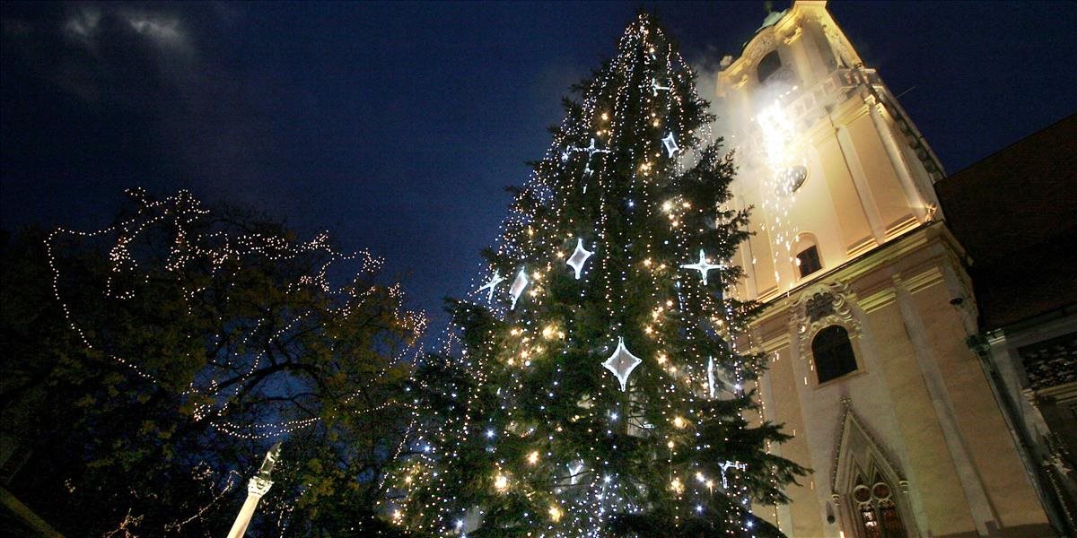 Vianočné osvetlenie postupne rozsvecujú vo všetkých častiach mesta