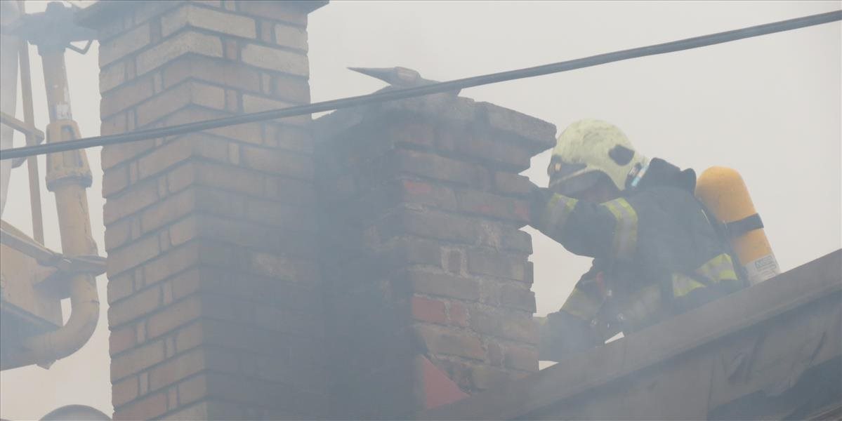 FOTO Hasiči v Rajci zápasia s požiarom hospodárskej budovy, oheň sa rozšíril aj na okolité domy