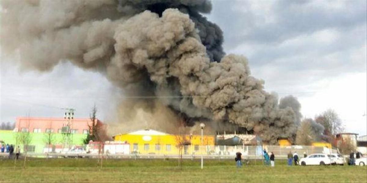Hasiči zasahujú pri požiari v priemyselnom areáli v českom Turnove: Jeden človek zomrel