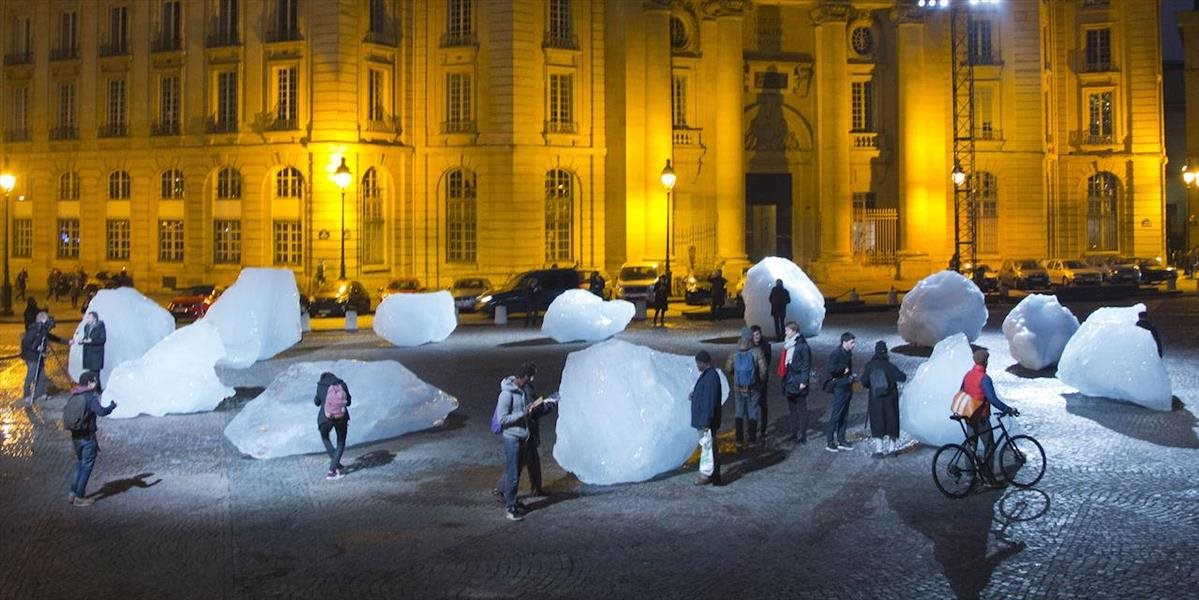 Umelec nechal pred parížskym Panteónom roztopiť tony grónskeho ľadu