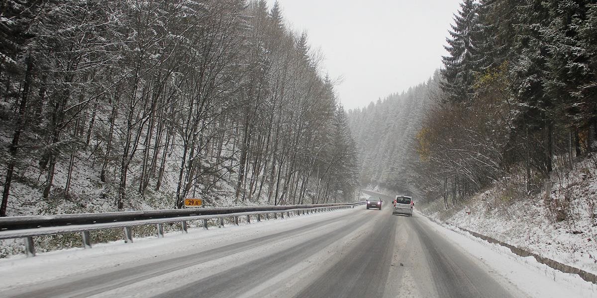 Vodiči pozor! Znížená viditeľnosť a zľadovatený sneh skomplikuje cestu