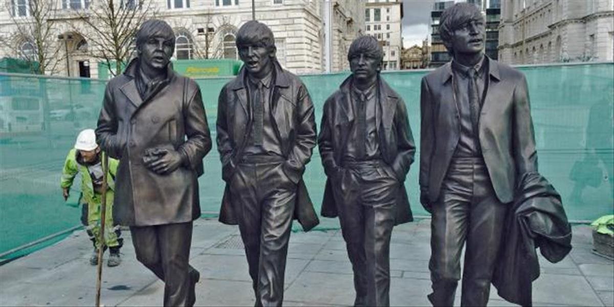 Pamätník Beatles v nadživotnej veľkosti odhalili v Liverpoole