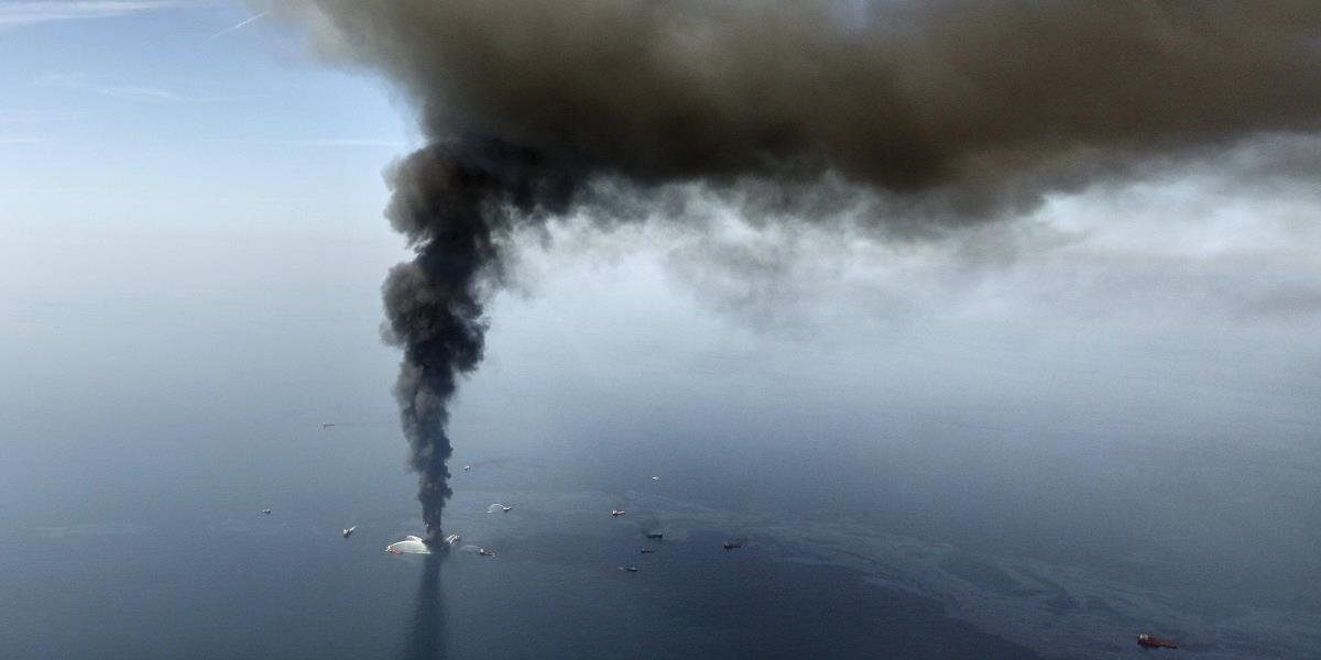 Pri požiari na ropnej plošine v Kaspickom mori zomrelo 32 ľudí