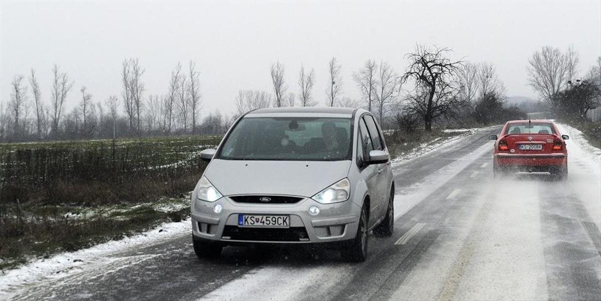 Situáciu na cestách komplikuje ľad na vozovke i znížená viditeľnosť