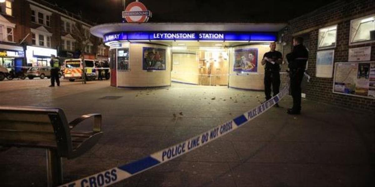 VIDEO Útočník ozbrojený nožom zranil v londýnskom metre troch ľudí
