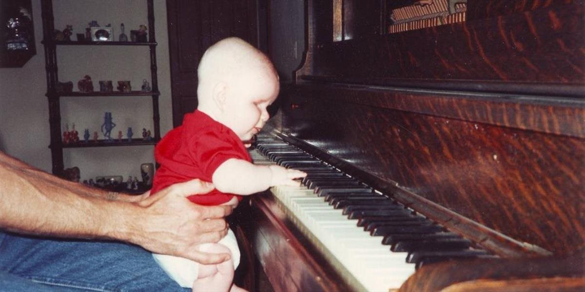 Chlapček sa narodil bez očí, no ani to mu neprekáža v láske k hudbe