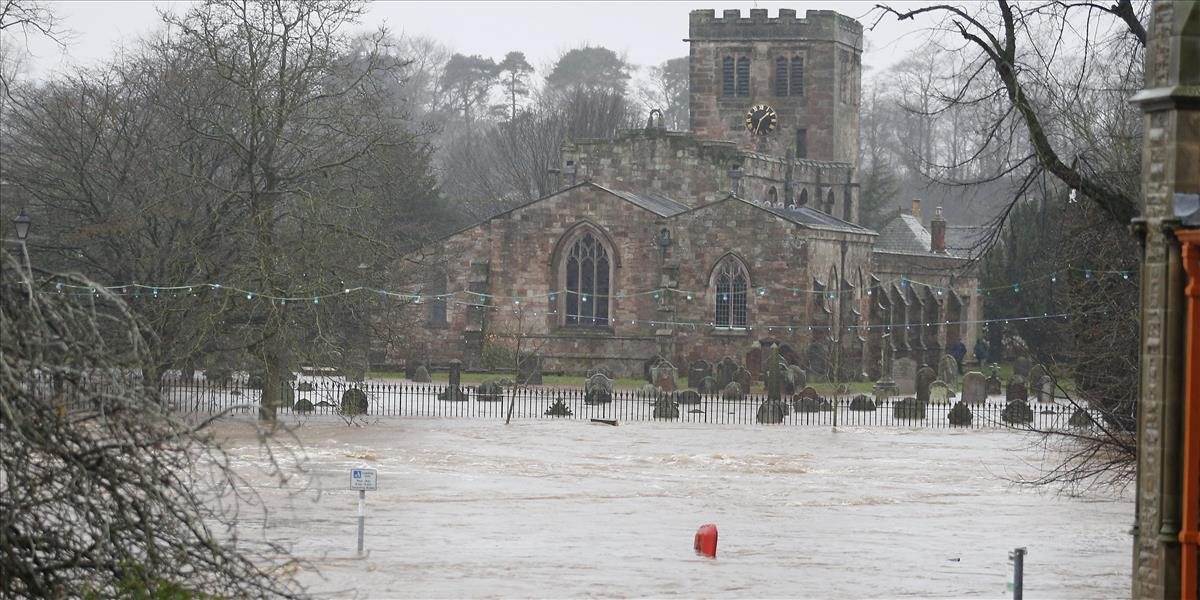 Vojakov povolali na pomoc záchranárom po záplavách na severe Anglicka
