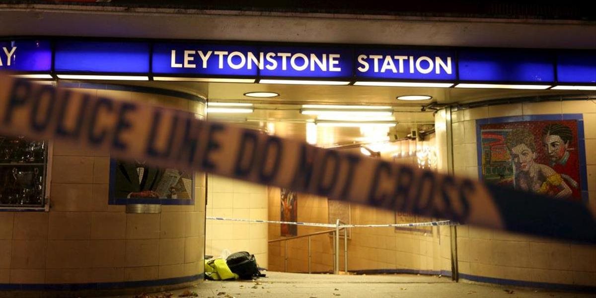 Ozbrojeného útočníka v londýnskom metre obvinili z pokusu o vraždu