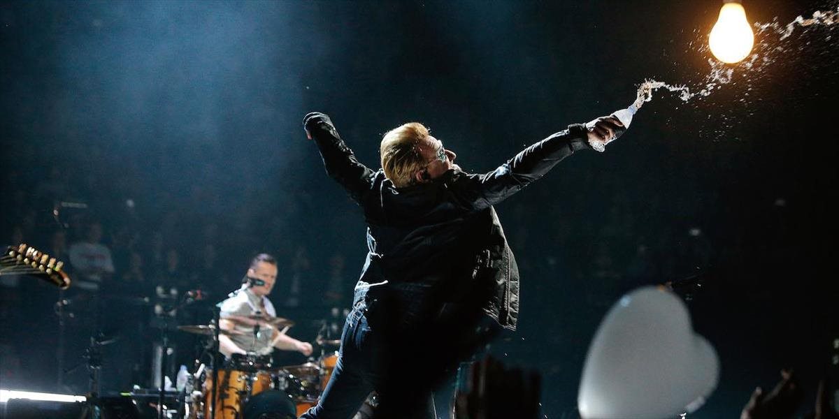Bono si počas koncertu uctil obete teroristických útokov