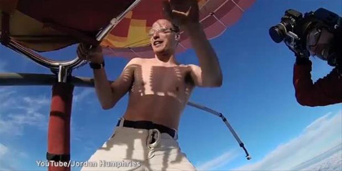 Video, z ktorého mrazí: Šialenec vyskočil z balóna bez padáku