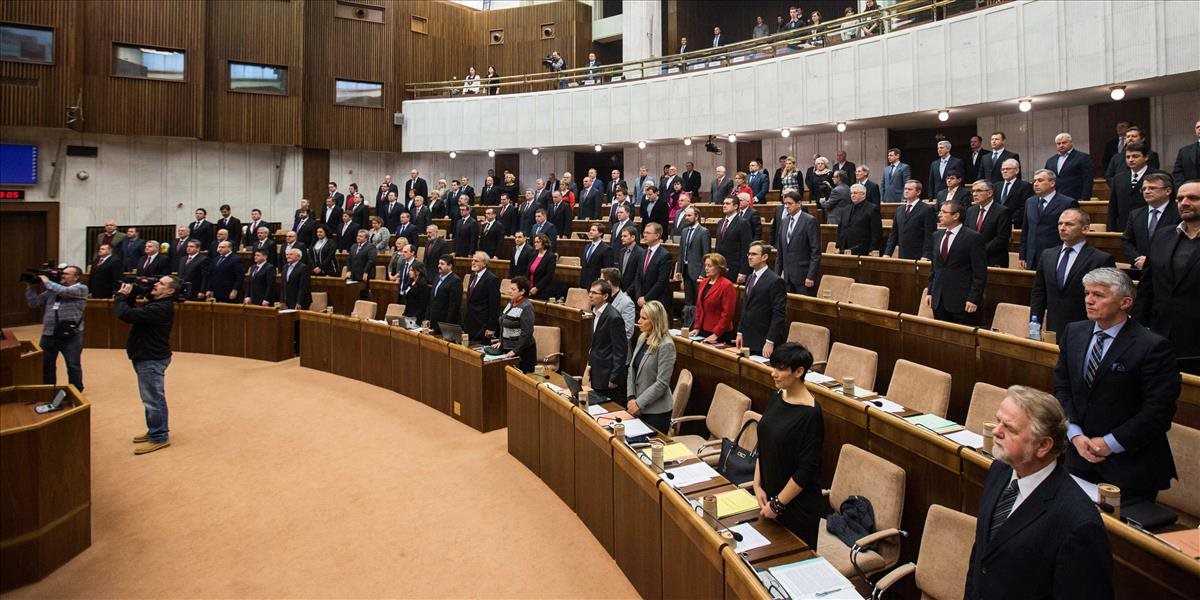 Poslanci zmenili ústavu: Lehota na zadržanie osôb sa pri terorizme predĺži