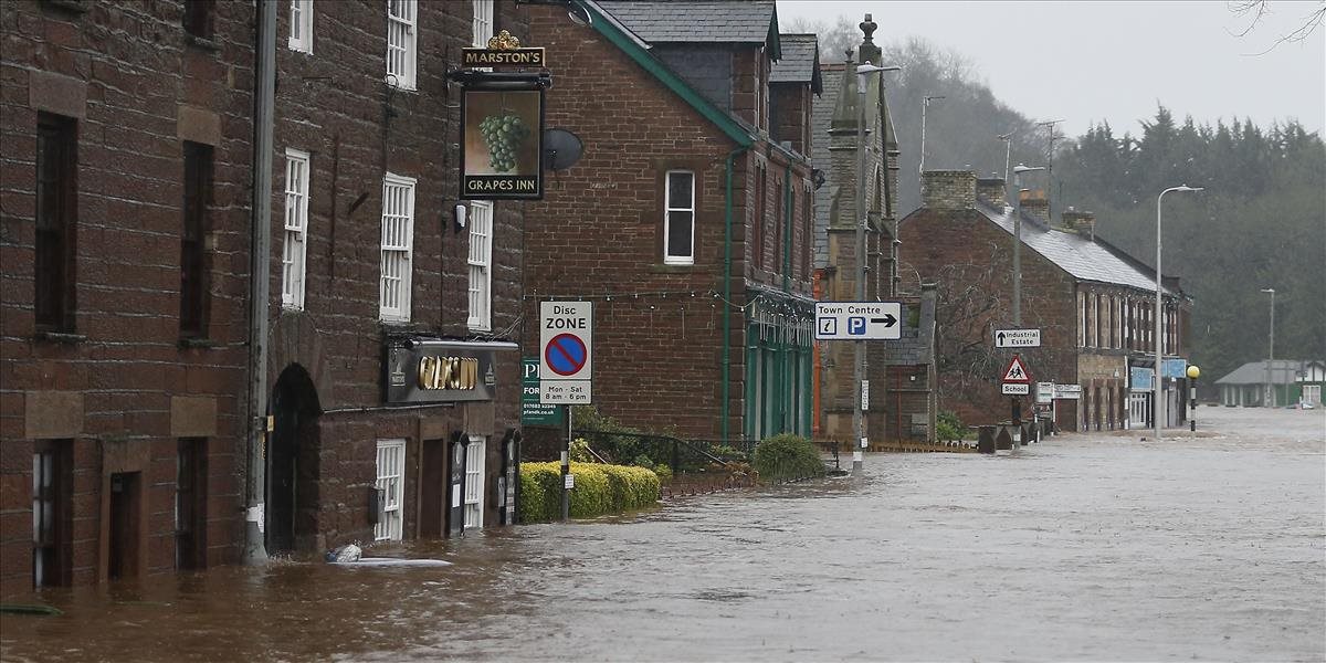 Po búrke Desmond sú stále bez elektriny tisíce britských domácností