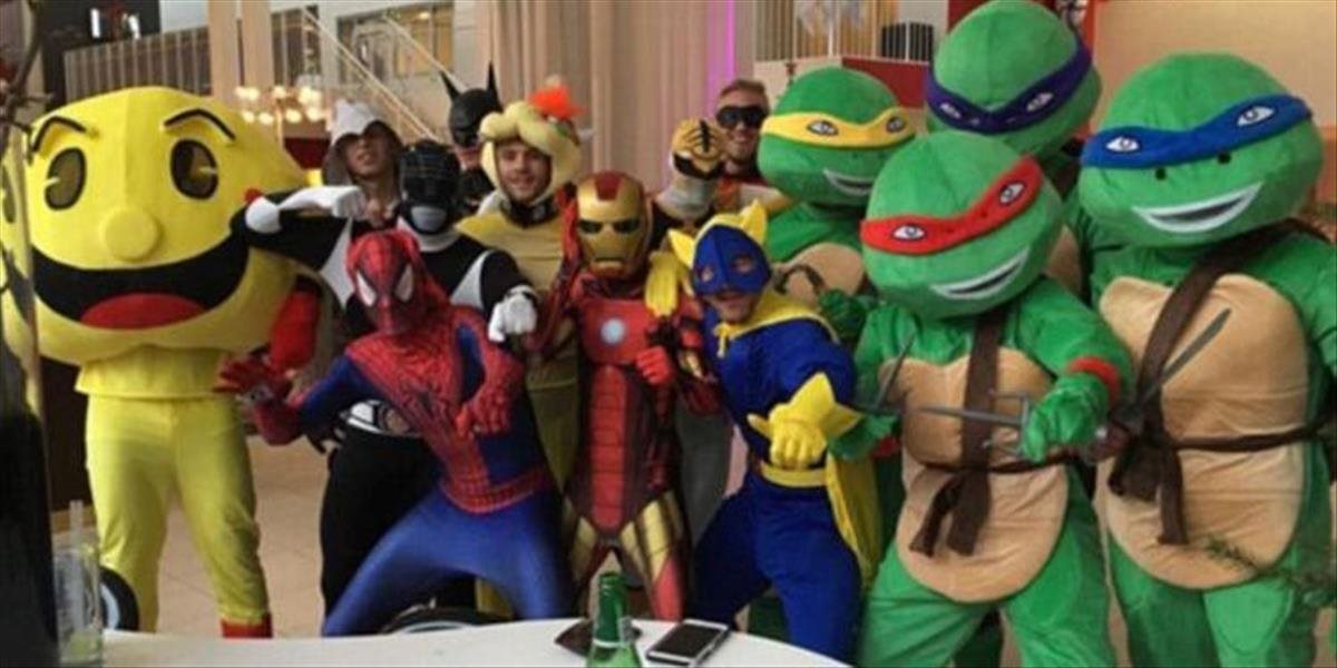 Hráči Leicester City oslavovali v Kodani oblečení ako Ninja korytnačky