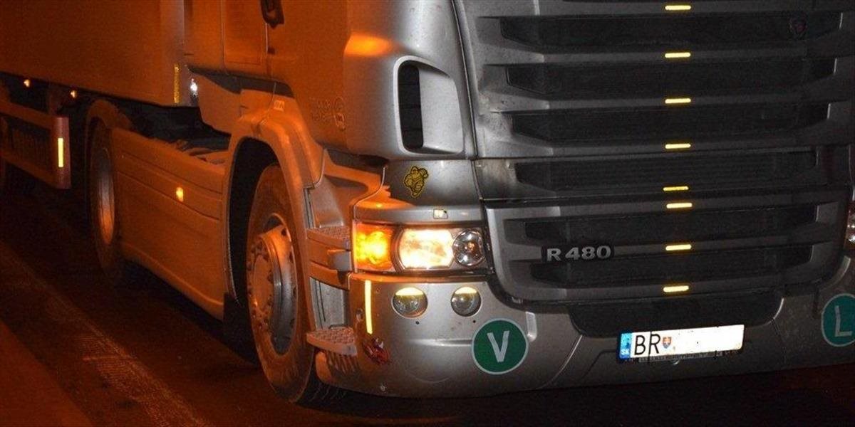 Zlodej ukradol z kamióna v Česku cigarety za 12 miliónov korún vodič spal
