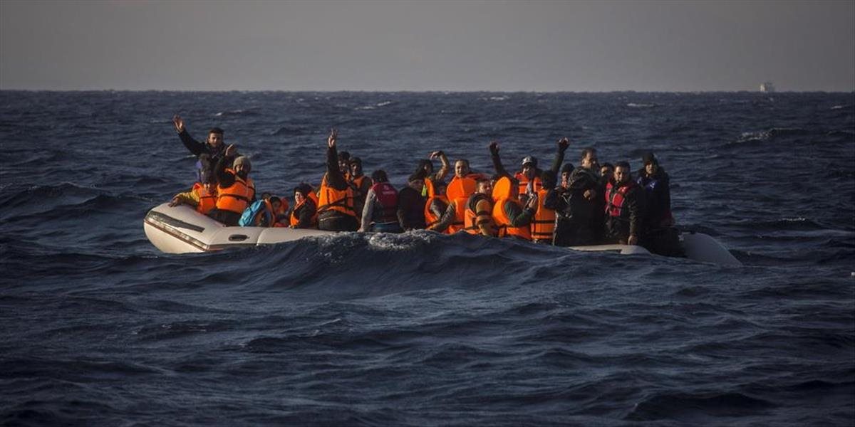 Pri gréckom ostrove sa potopil drevený čln s utečencami: Najmenej 11 mŕtvych