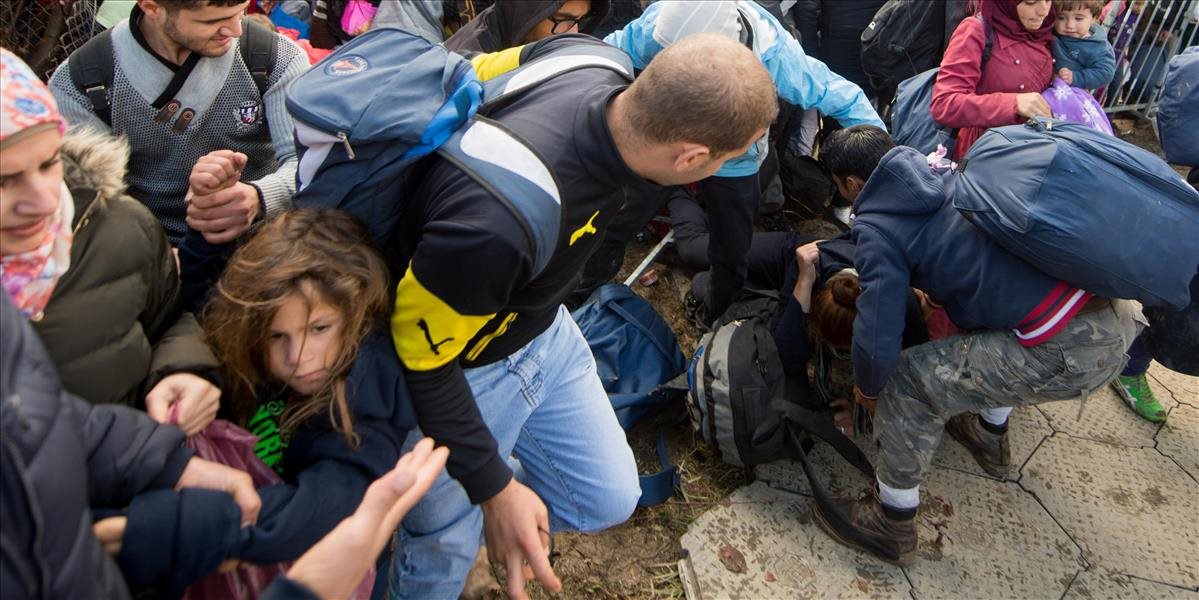 Grécko začalo presúvať migrantov uviaznutých na hraniciach s Macedónskom