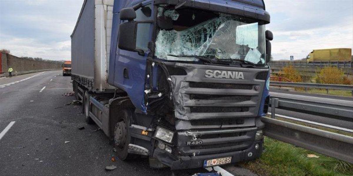 Po nehode na D1 dvaja zranení, škody takmer 55-tisíc eur