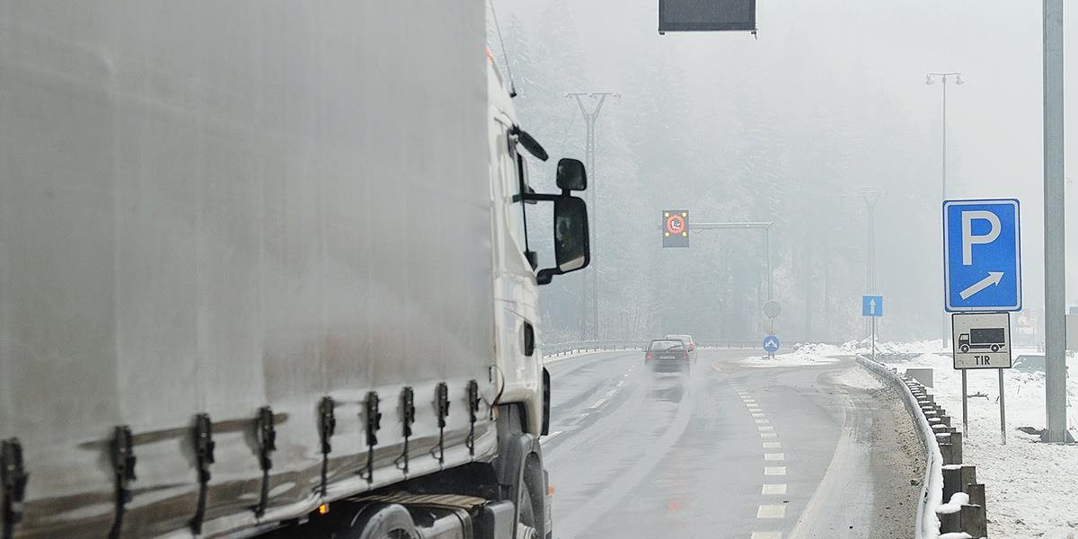 Vodiči by mali v okolí Šturca počítať s hustou hmlou