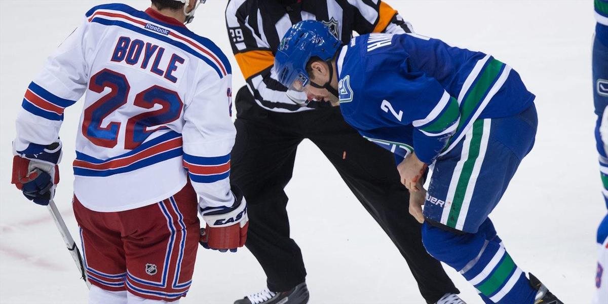 NHL: Bek Hamhuis z Vancouveru dostal zásah puk do tváre