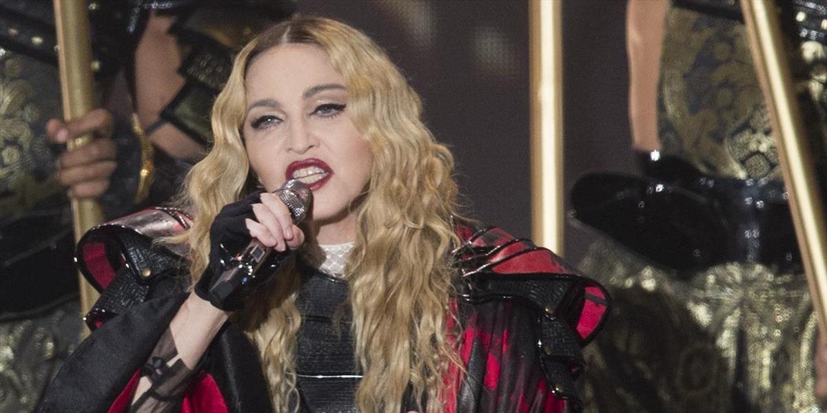 Madonna odohrala krátky koncert na námestí v Paríži
