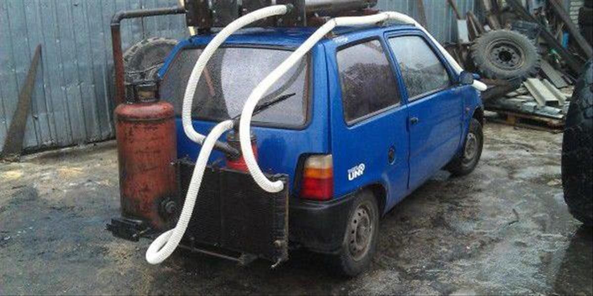 FOTO Na Ukrajine stúpajú ceny paliva: Autá jazdia na drevo