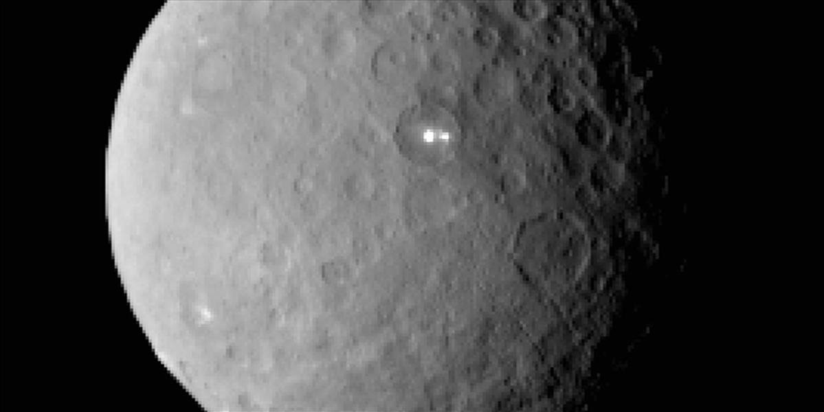 Vedci odhalili príčinu svetlých škvŕn na Ceres, mal ich spôsobiť silný náraz