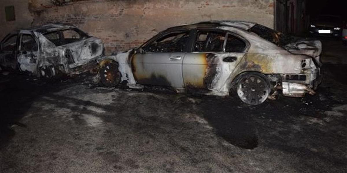 Na Mariánskej ulici v Prievidzi horelo nadránom auto, išlo o úmyselný požiar