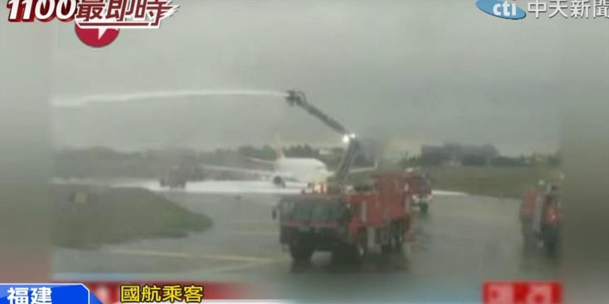 Kuriózny omyl: Hasiči na letisku v Číne nastriekali penu na nesprávne lietadlo s cestujúcimi