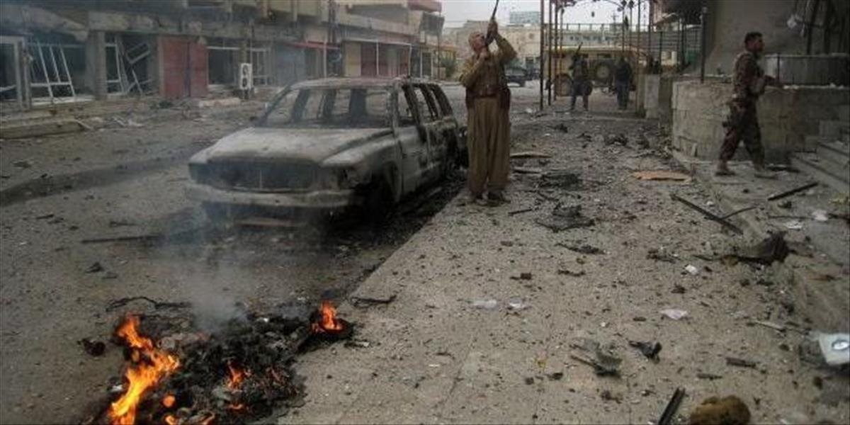 Bomby v troch nákladných autách zabili na severovýchode Sýrie desiatky ľudí