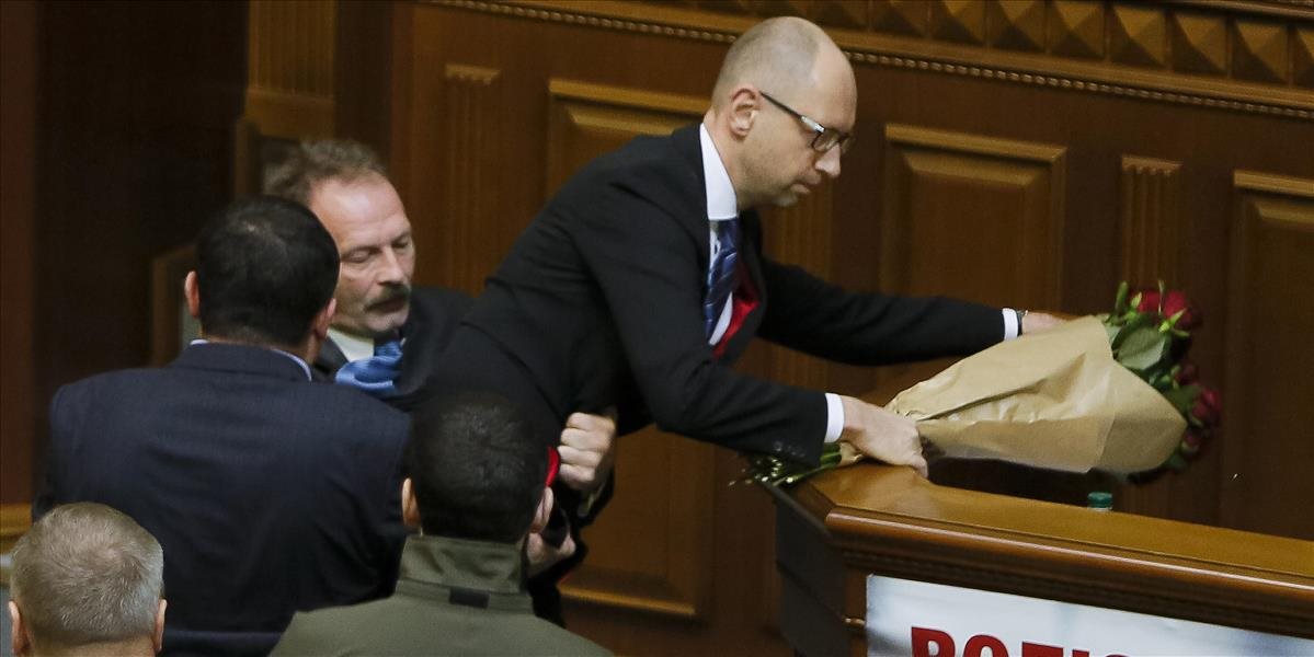VIDEO Na Ukrajine sa rozhoduje o osude Jaceňukovej vlády, v parlamente sa strhla bitka