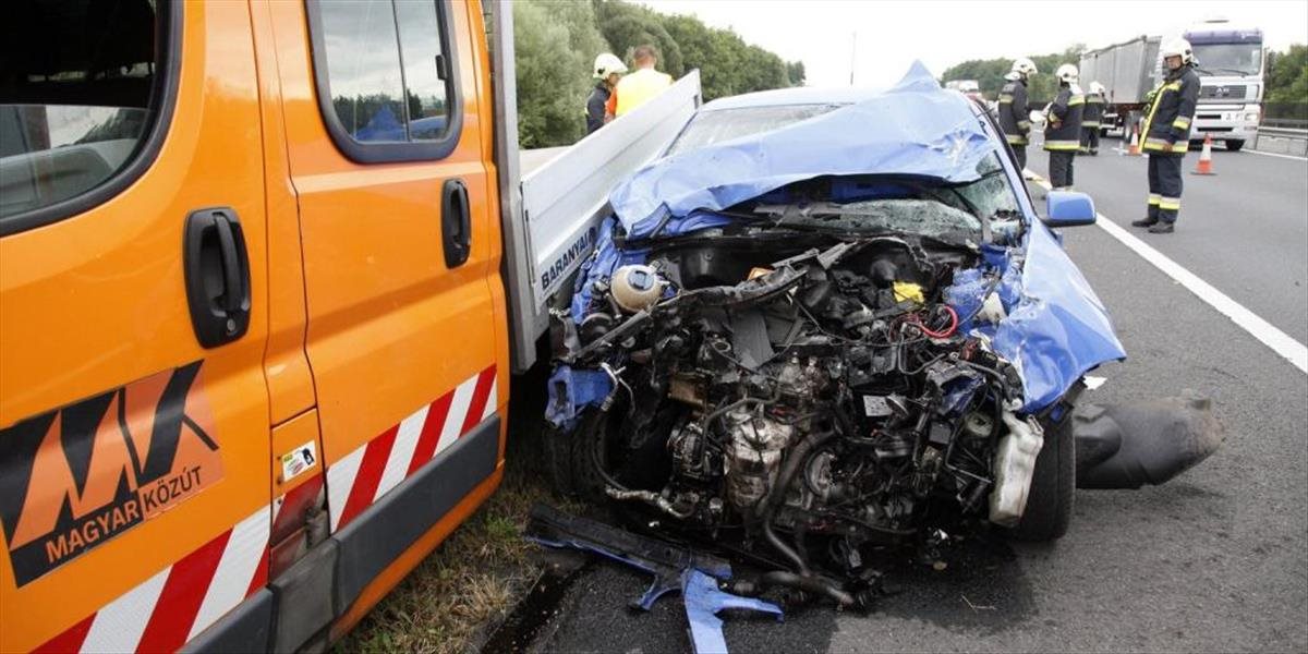 Na maďarskej diaľnici M1 sa zrazilo desať áut