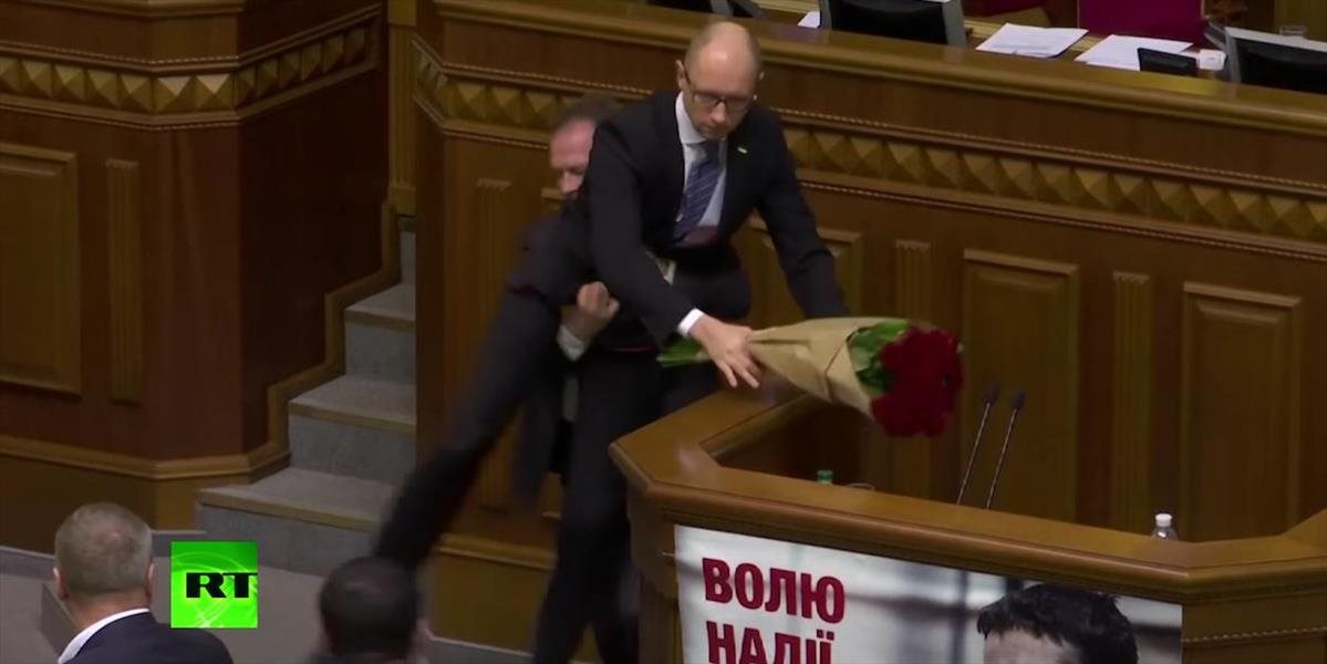 Bitka v ukrajinskom parlamente: Jaceňuka chytili za rozkrok!