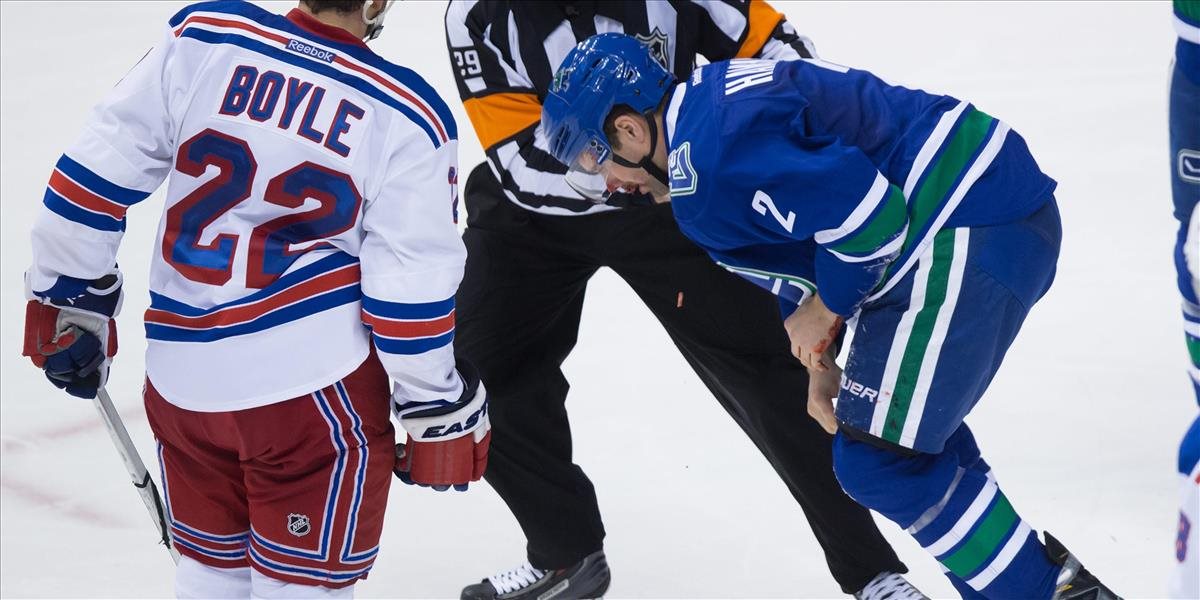 NHL: Hamhuis podstúpil operáciu lícnej kosti, Vancouveru bude chýbať dva mesiace