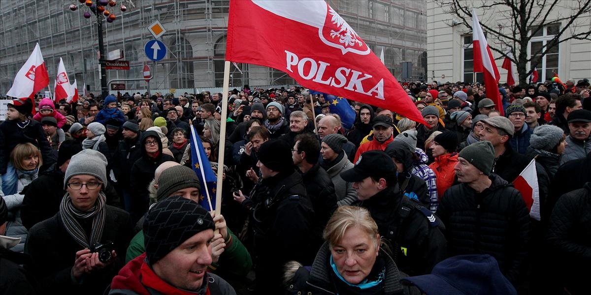 Tisíce oponentov novej vlády sa zišli na protestnom pochode vo Varšave