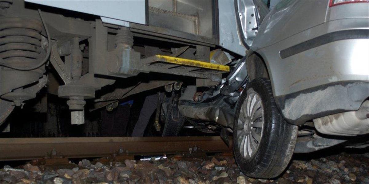Zrážka nákladného vlaku s osobným autom pri Perneku skončila tragicky