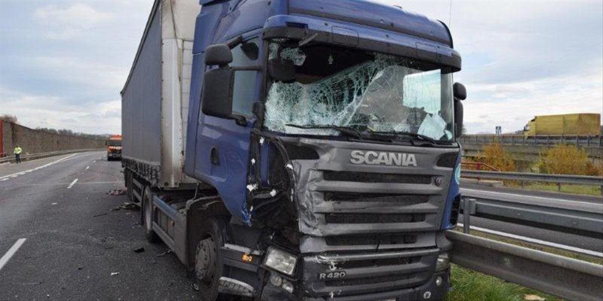 Zrážku osobného auta s kamiónom pri Tarnove 65-ročný muž neprežil
