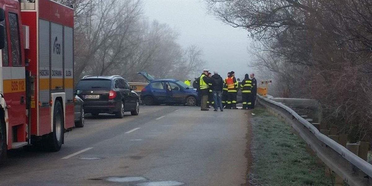 FOTO Tragická nehoda pri obci Kamenica nad Hronom: Peugeot vošiel do protismeru, dvaja mŕtvi a päť zranených