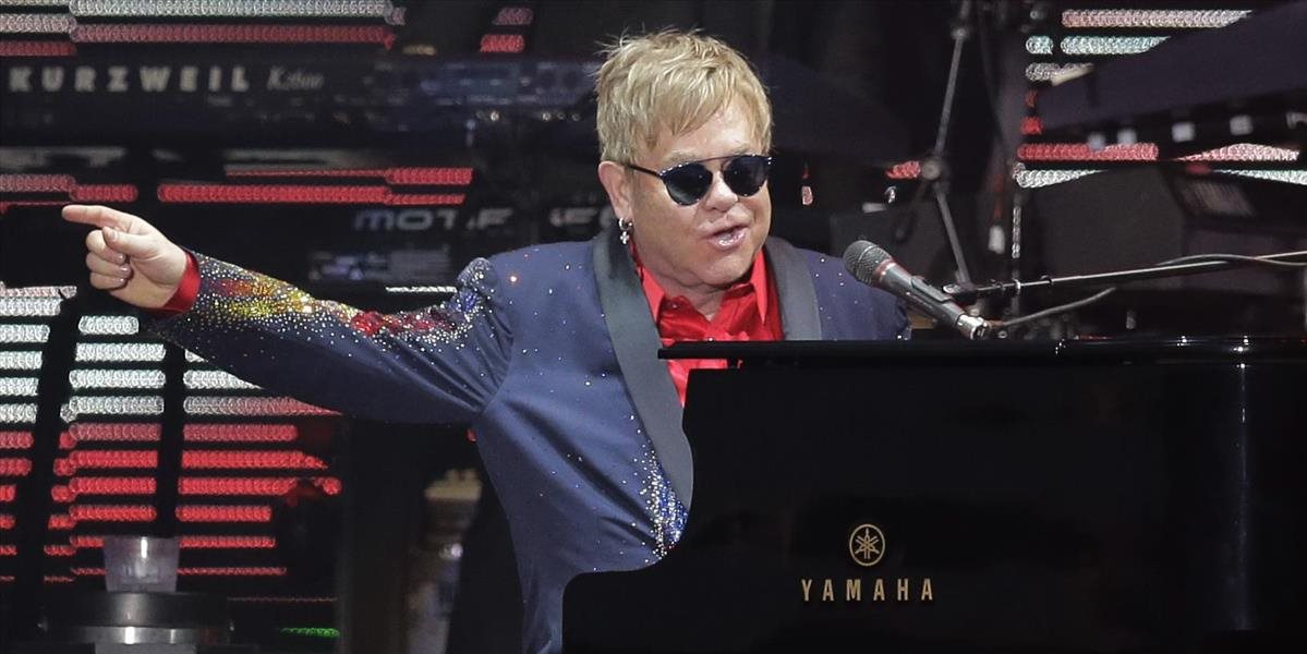 V Prahe vystúpi Elton John, zastaví sa aj v poľskom Osvienčime
