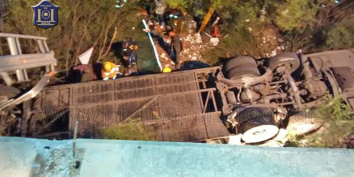 FOTO Tragické ráno v Argentíne: Z mosta sa zrútil autobus, zahynulo najmenej 41 policajtov