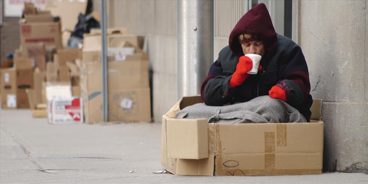 Dobrovoľníci v Liptovskom Mikuláši denne varia bezdomovcom teplú polievku
