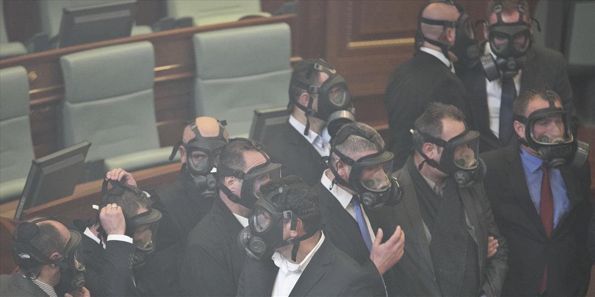 VIDEO Opozícia opäť použila v kosovskom parlamente slzotvorný plyn