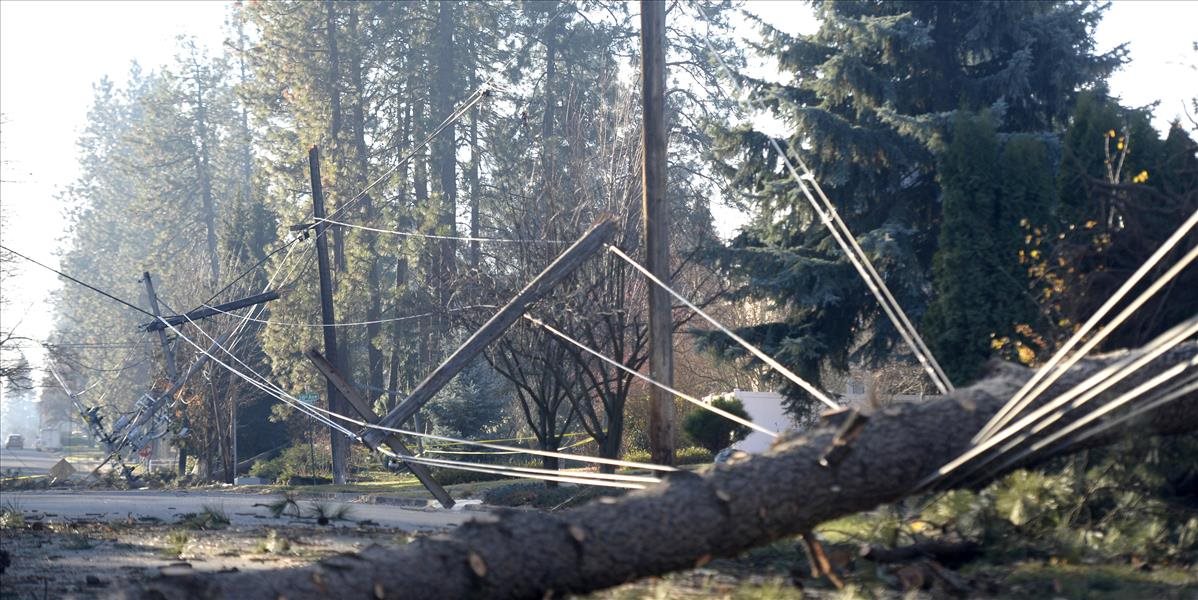 Veterná smršťv Poľsku spôsobila rozsiahle výpadky elektriny
