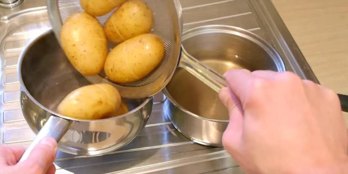 HIT internetu: Geniálny trik na rýchle škrabanie zemiakov