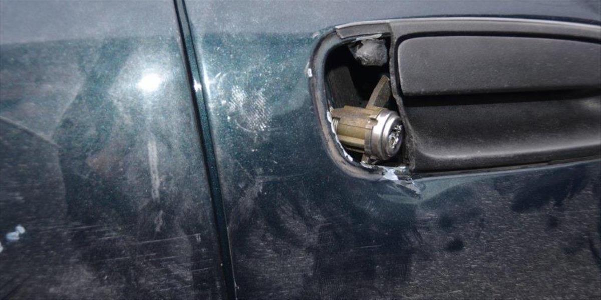 FOTO V Podunajských Biskupiciach úradoval vandal, poškodil štyri autá