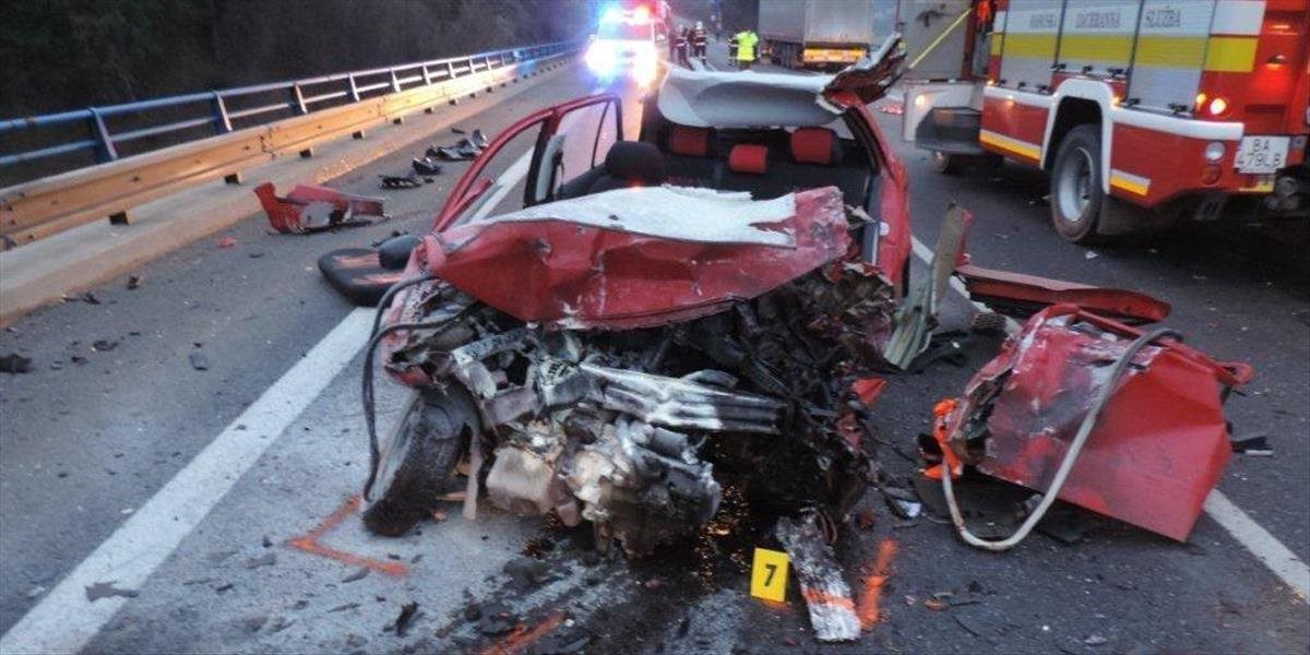 Čelná zrážka Fabie s kamiónom: Vodič zraneniam podľahol