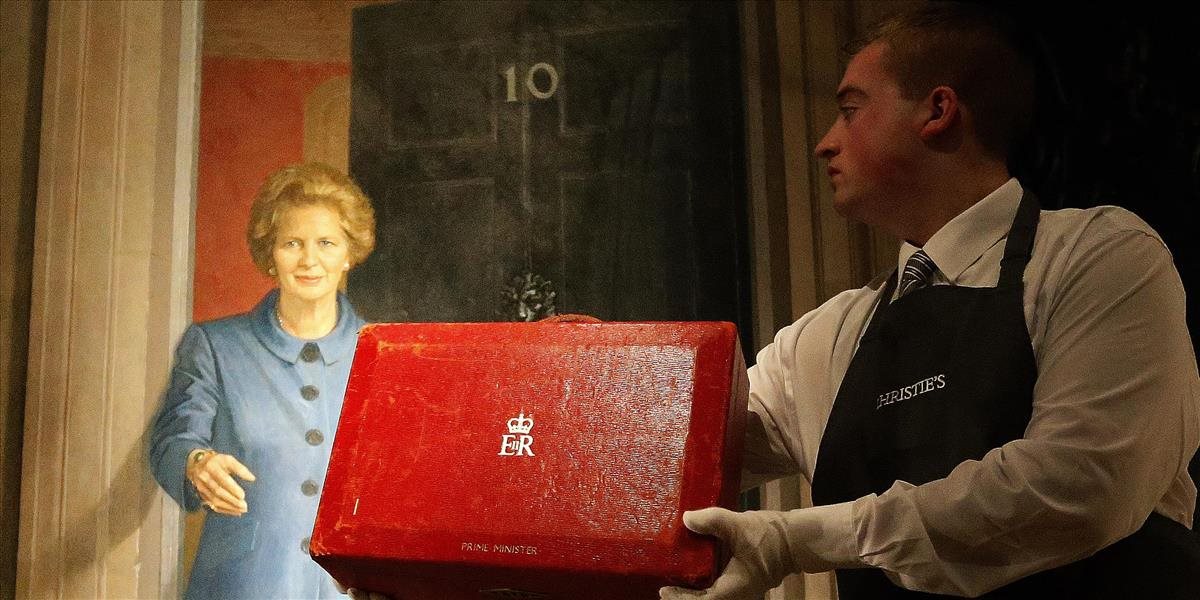 FOTO Vydražili kufrík i svadobné šaty Margaret Thatcher