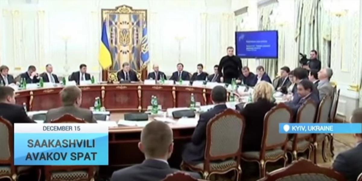 VIDEO Na Ukrajine to vrie: Minister Avakov hodil po Saakašvilim pohár s vodou