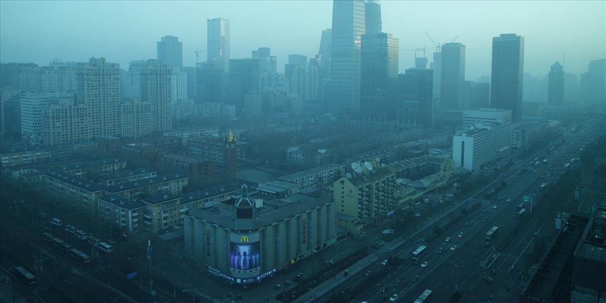 Peking pre smog opäť vyhlásil najvyšší stupeň pohotovosti